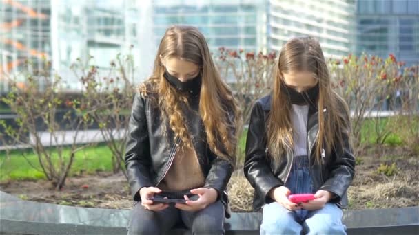 Chicas con una máscara en el fondo de un edificio moderno , — Vídeo de stock