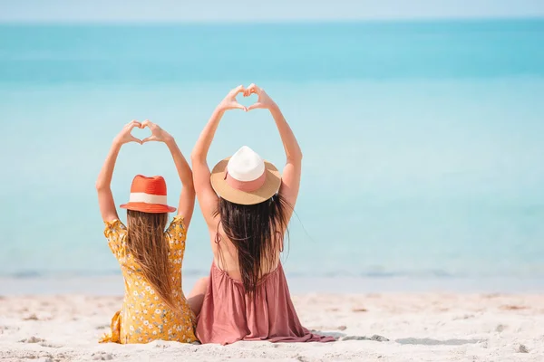 Vacker mor och dotter på stranden — Stockfoto