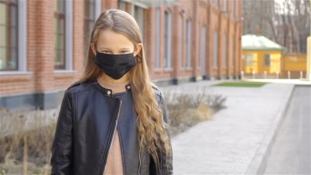 Mädchen mit Maske schützen vor Coronavirus und Grippe — Stockvideo