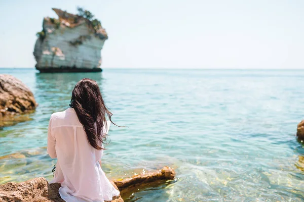 Mujer joven leyendo en la playa tropical blanca — Foto de Stock