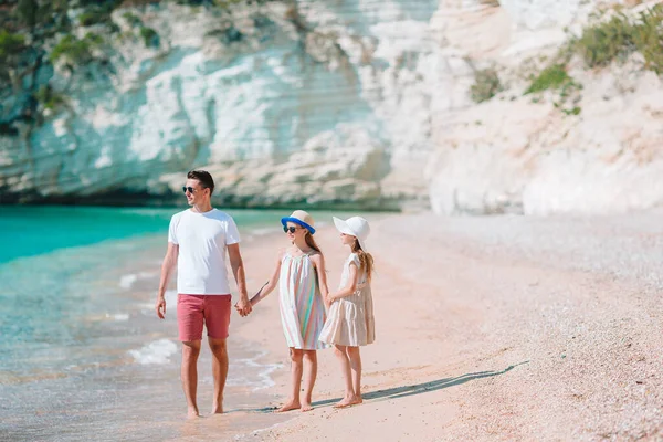 Mutlu, güzel bir baba ve beyaz sahildeki çocuklar. — Stok fotoğraf
