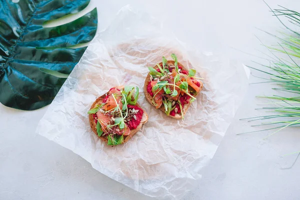 Leckere italienische Bruschetta auf dem Holzteller — Stockfoto