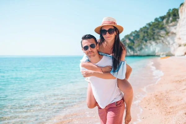 Casal jovem na praia branca durante as férias de verão. Família feliz desfrutar de sua lua de mel — Fotografia de Stock