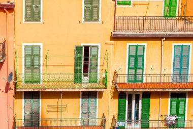 Liguria 'nın küçük bir kasabasındaki tipik evler