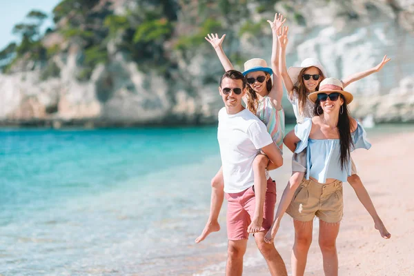 Jonge familie op vakantie hebben veel plezier — Stockfoto