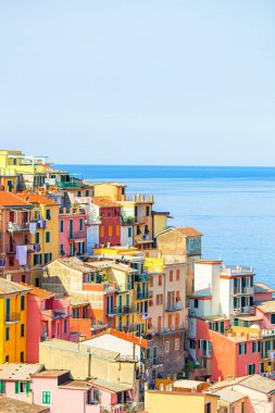 Cinque Terre Reserve 'deki güzel ve rahat Manarola köyünün göz kamaştırıcı manzarası.