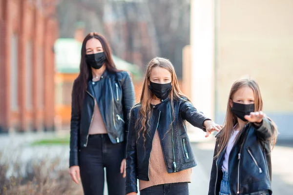 Familie mit Maske vor dem Hintergrund eines modernen Gebäudes, — Stockfoto