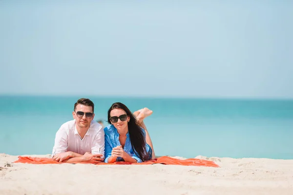 Молодая пара на белом пляже во время летних каникул. — стоковое фото
