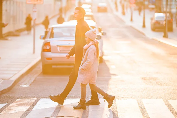 Padre feliz y niña adorable en la ciudad al aire libre —  Fotos de Stock