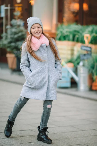 Adorable niña feliz al aire libre en la ciudad europea . —  Fotos de Stock