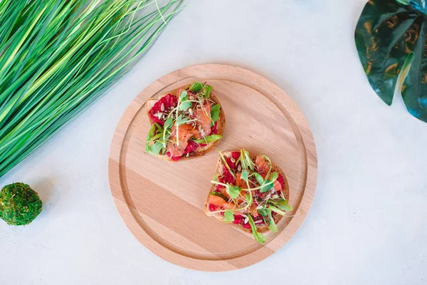 Leckere italienische Bruschetta auf dem Holzteller — Stockfoto