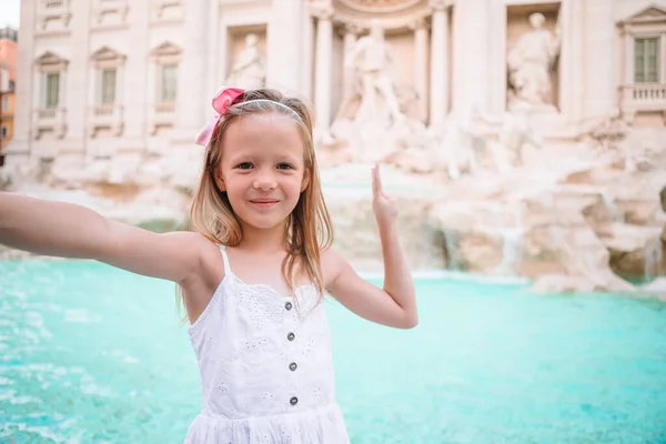 Fondo adorable niña Trevi Fountain, Roma, Italia . —  Fotos de Stock