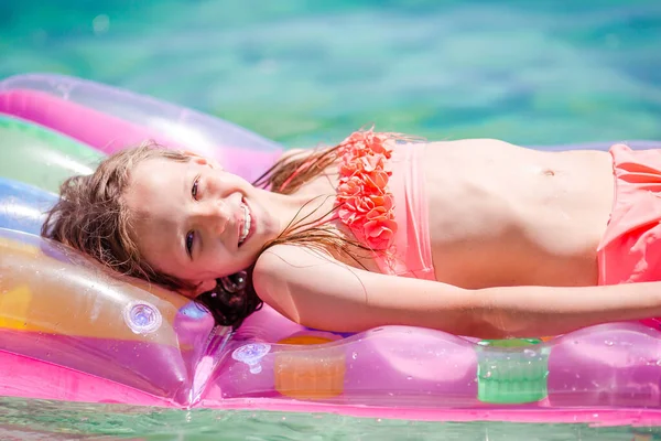 Schattig meisje op opblaasbare lucht matras in de zee — Stockfoto