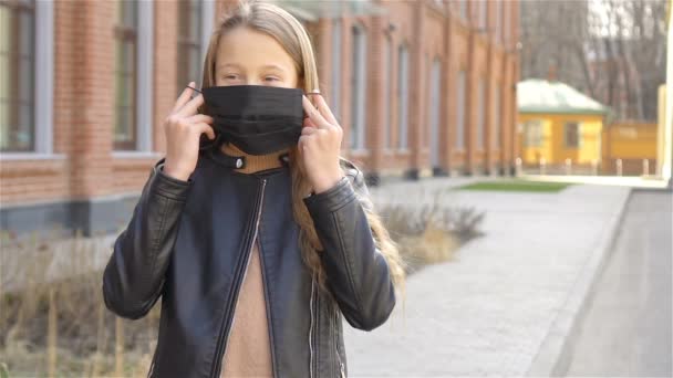 Meisje met masker te beschermen tegen Coronavirus en gripp — Stockvideo