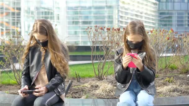 Meninas usando uma máscara em um fundo de um edifício moderno , — Vídeo de Stock