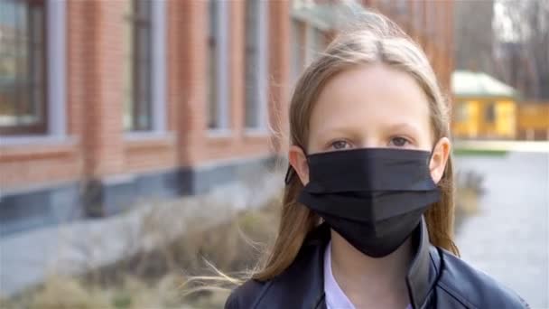 Girl wearing a mask protect against Coronavirus and gripp — Stock Video