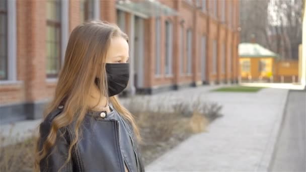 Maske takan kız Coronavirus ve Gripp 'e karşı koruyor. — Stok video