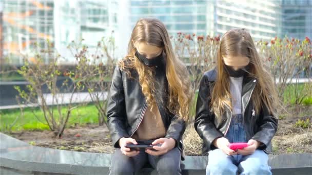 Chicas con una máscara en el fondo de un edificio moderno , — Vídeos de Stock