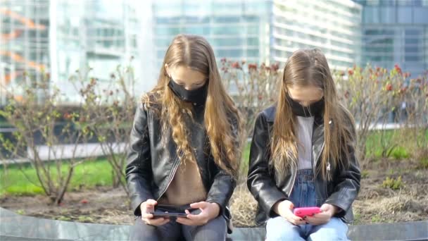 Meninas usando uma máscara em um fundo de um edifício moderno , — Vídeo de Stock