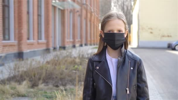 Κορίτσι που φοράει μάσκα προστατεύει από τον ιό Coronavirus και τον γρύπα — Αρχείο Βίντεο