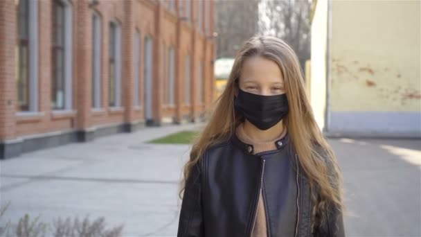 Ragazza che indossa una maschera di protezione contro Coronavirus e manopola — Video Stock