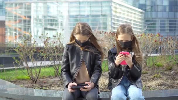Meninas usando uma máscara em um fundo de um edifício moderno , — Vídeo de Stock
