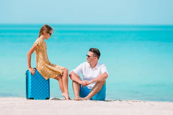 Ragazzina e papà felice si divertono durante le vacanze al mare — Foto Stock