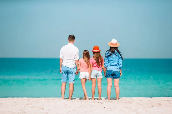 Junge Familie im Urlaub hat viel Spaß — Stockfoto