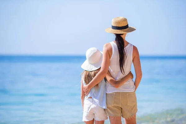 Beautiful mother and daughter on the beach — Stock Photo, Image