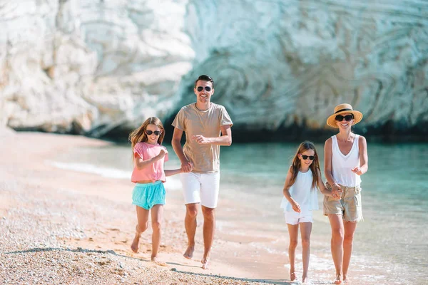 행복 한 가족들이 해변에서 즐기는 사진. 여름 생활 방식 — 스톡 사진