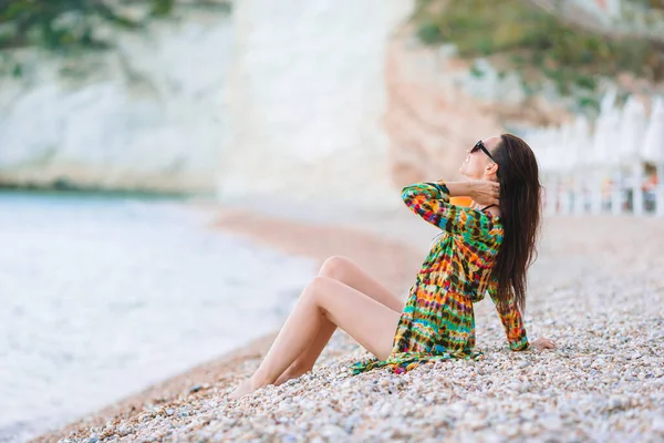 Kobieta leżąca na plaży ciesząca się letnimi wakacjami — Zdjęcie stockowe