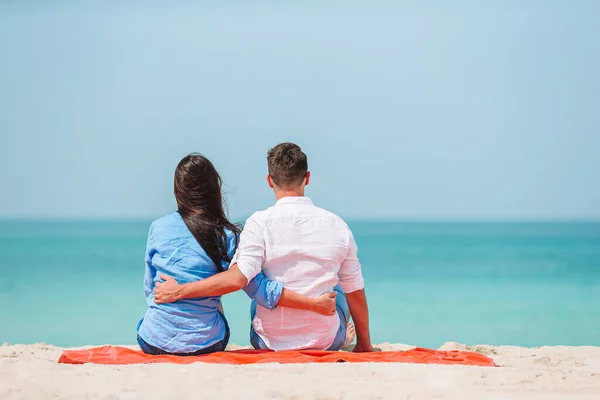 Young couple on white beach during summer vacation. — Stock Photo, Image