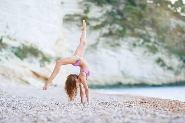 Adorabile bambina attiva in spiaggia durante le vacanze estive — Foto Stock