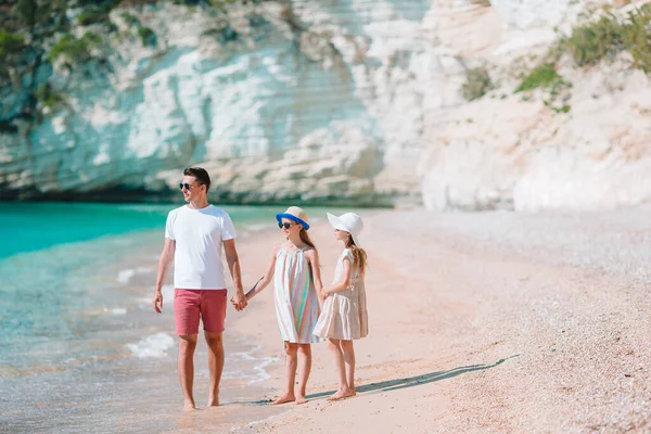 Padre e hijos disfrutando de vacaciones de verano en la playa —  Fotos de Stock