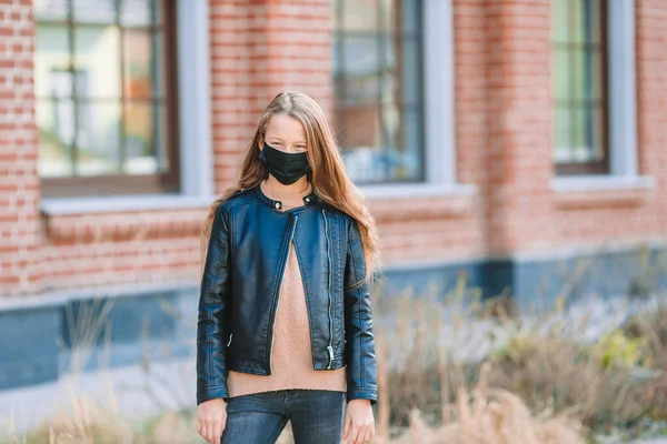 Girl wearing a mask protect against Coronavirus and gripp — Stock Photo, Image