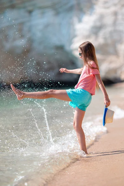 Liebenswertes aktives kleines Mädchen während der Sommerferien am Strand — Stockfoto