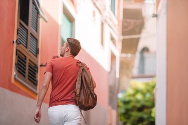 Akıllı telefonlu beyaz çocuk Avrupa 'da sokakta yürüyor.