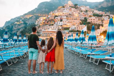 İtalya 'da yaz tatili. Arka planda Positano köyündeki genç kadın, Amalfi Sahili, İtalya