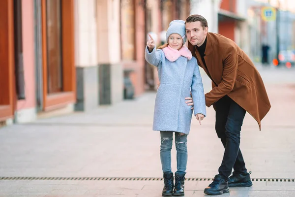 Szczęśliwy ojciec i mała urocza dziewczyna w mieście na świeżym powietrzu — Zdjęcie stockowe