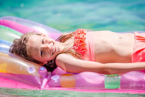 Adorable chica en colchón inflable de aire en el mar —  Fotos de Stock