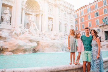Şehir haritasıyla Fontana di Trevi yakınlarında mutlu bir aile.