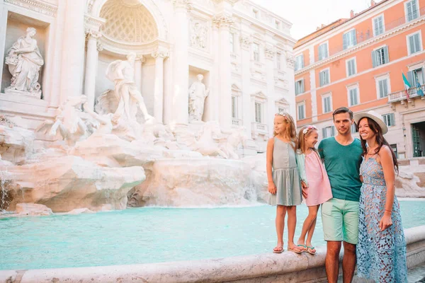 Şehir haritasıyla Fontana di Trevi yakınlarında mutlu bir aile. — Stok fotoğraf