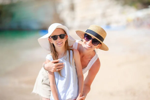 Familie am tropischen Strand. Mutter und Kind genießen ihren Urlaub — Stockfoto