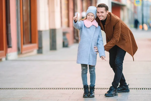 Padre feliz y niña adorable en la ciudad al aire libre —  Fotos de Stock