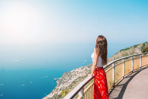 Vacaciones de verano en Italia. Mujer joven en el pueblo de Positano en el fondo, Costa Amalfitana, Italia — Foto de Stock