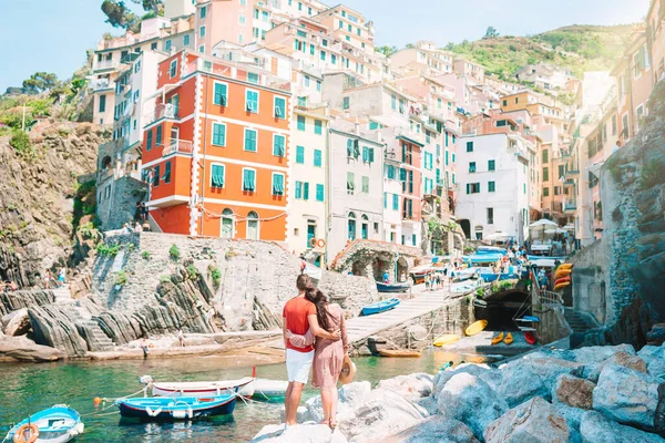 Τουρίστες κοιτάζοντας γραφική θέα του Riomaggiore, Cinque Terre, Λιγουρία, Ιταλία — Φωτογραφία Αρχείου
