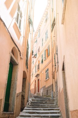 Liguria 'nın küçük bir kasabasındaki tipik evler