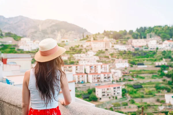 Vacanze estive in Italia. Giovane donna nel villaggio di Positano sullo sfondo, Costiera Amalfitana, Italia — Foto Stock