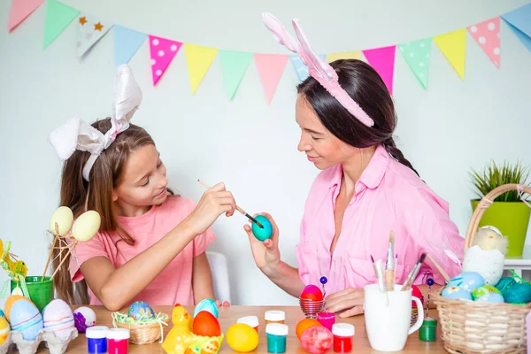 Glad påsk. Vackra små barn bär kaninöron på påskdagen. — Stockfoto