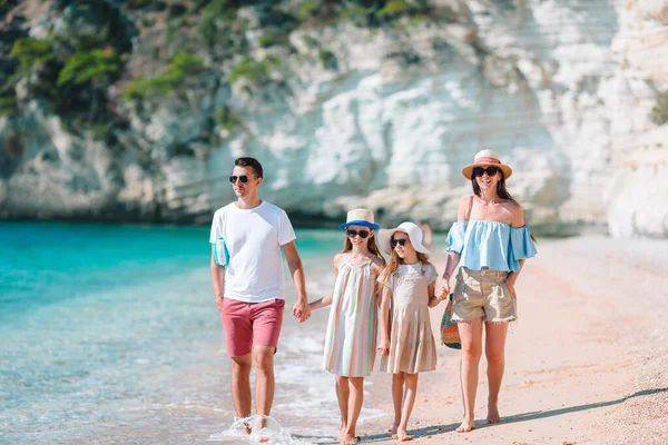 Giovane famiglia in vacanza hanno un sacco di divertimento — Foto Stock